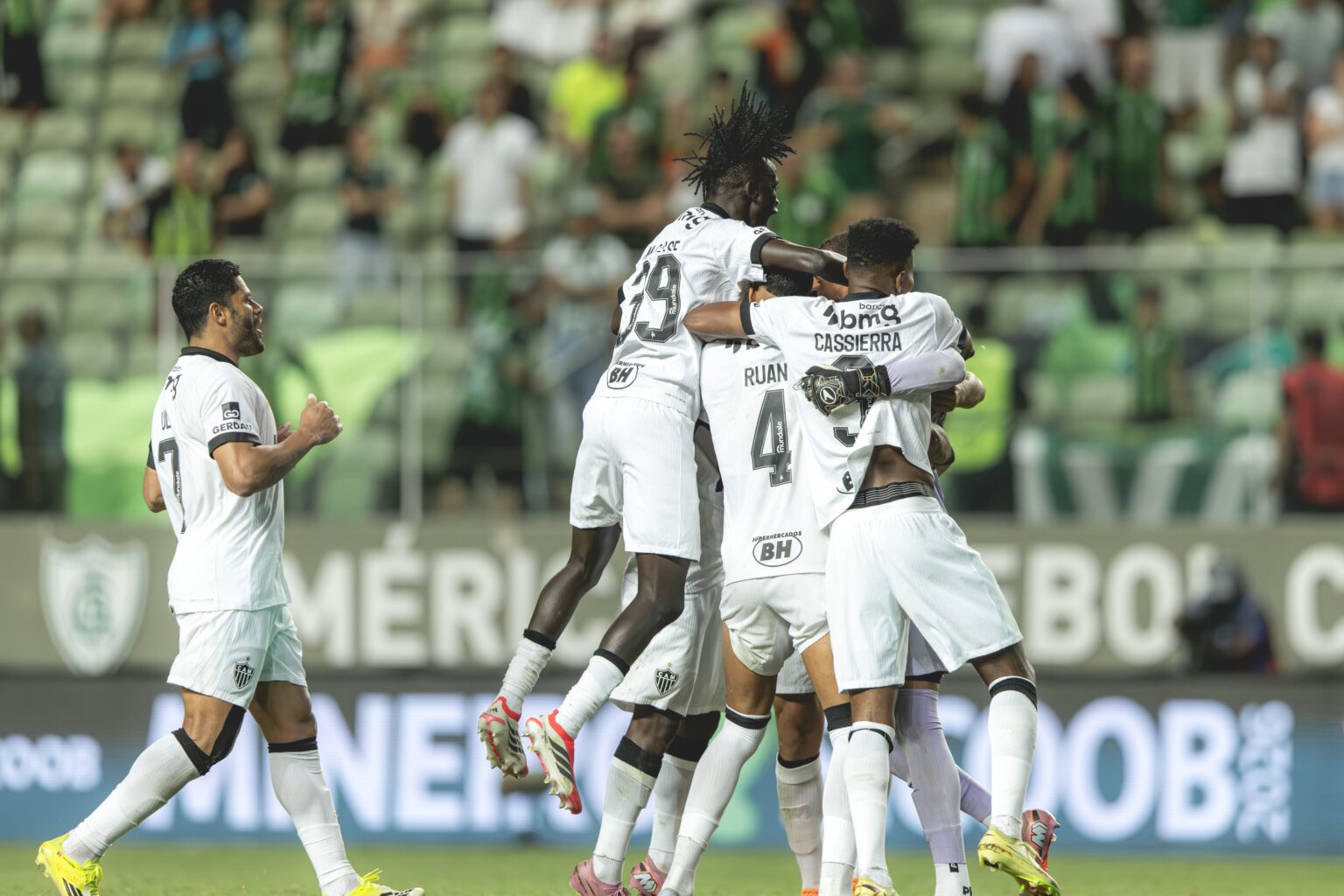 Atlético-MG: Análise da Estreia de Domínguez e os Desafios do Time