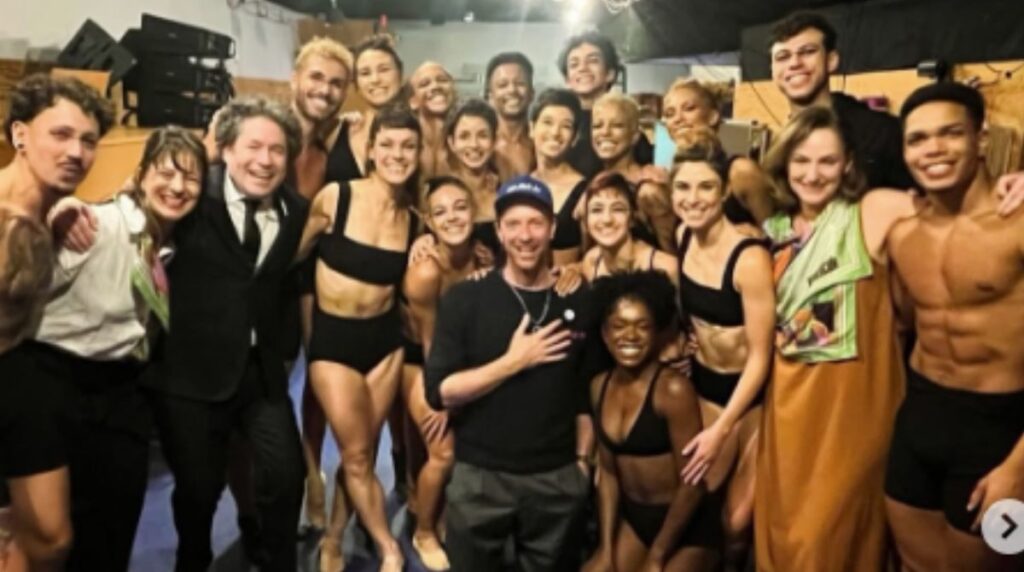 Chris Martin Brilha na Estreia do Espetáculo do Grupo Corpo em Los Angeles Chris Martin Brilha na Estreia do Espetáculo do Grupo Corpo em Los Angeles