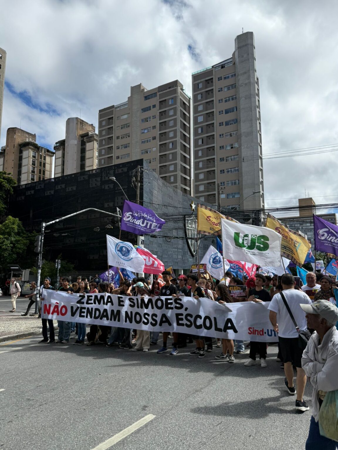 Estudantes de Minas Gerais Protestam contra Sucateamento da Educação e Leilão de Escolas