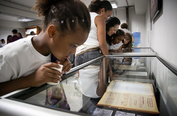 Exposição ‘Mulheres na Memória’ Homenageia Alaíde Lisboa e Encanta Alunos Exposição 'Mulheres na Memória' Homenageia Alaíde Lisboa e Encanta Alunos
