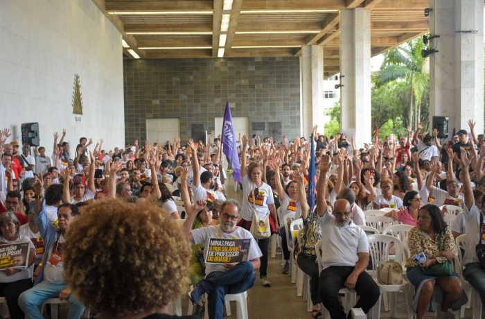 Greve de Trabalhadores da Educação em MG: Mobilização por Direitos e Valorização Greve de Trabalhadores da Educação em MG: Mobilização por Direitos e Valorização