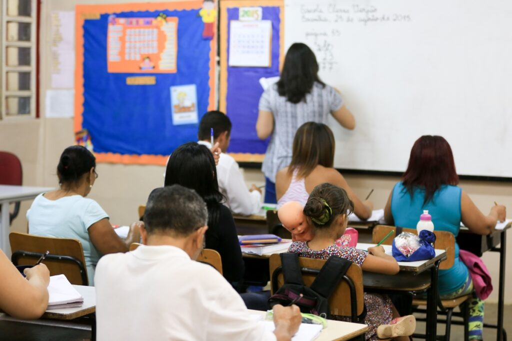 Greve dos Servidores da Educação em MG: Mobilização por Salários Justos Greve dos Servidores da Educação em MG: Mobilização por Salários Justos