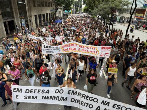 Trabalhadores de Educação em Belo Horizonte Encerram Greve Após 17 Dias de Mobilização Trabalhadores de Educação em Belo Horizonte Encerram Greve Após 17 Dias de Mobilização