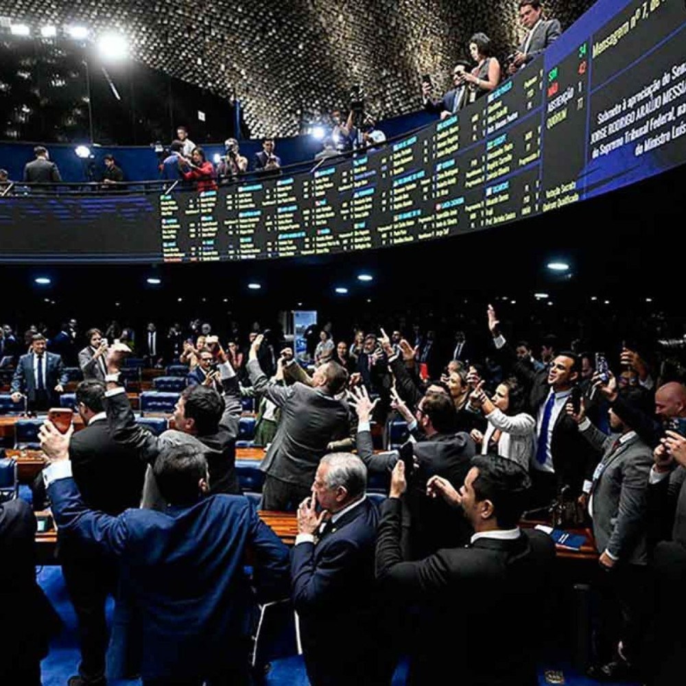 Crise Institucional e os Ecos da História da República Brasileira Crise Institucional e os Ecos da História da República Brasileira