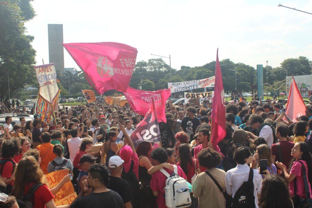 Greves Universitárias: A Luta de USP, UERJ e Mais de 50 Instituições Federais em Destaque Greves Universitárias: A Luta de USP, UERJ e Mais de 50 Instituições Federais em Destaque
