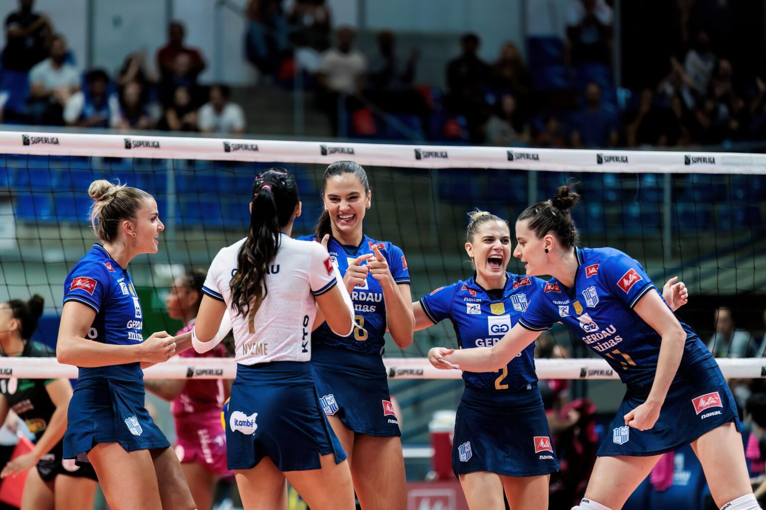 Minas Brilha em Casa e Domina Maringá nas Quartas da Superliga Feminina