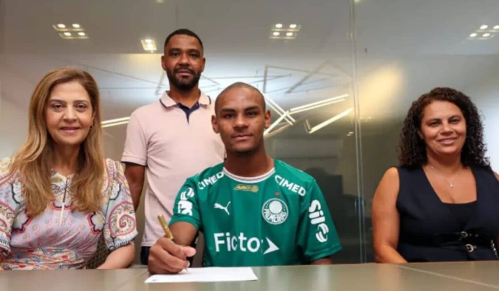 Palmeiras Rejeita Oferta de € 25 Milhões por Eduardo Conceição, Considerado a ‘Maior Promessa Mundial’ Palmeiras Rejeita Oferta de € 25 Milhões por Eduardo Conceição, Considerado a 'Maior Promessa Mundia