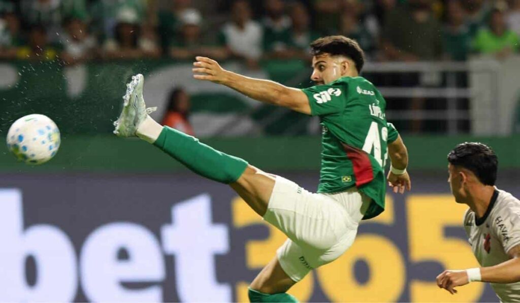 Palmeiras Vence Athletico-PR e Aumenta Distância para o Flamengo no Brasileirão Palmeiras Vence Athletico-PR e Aumenta Distância para o Flamengo no Brasileirão