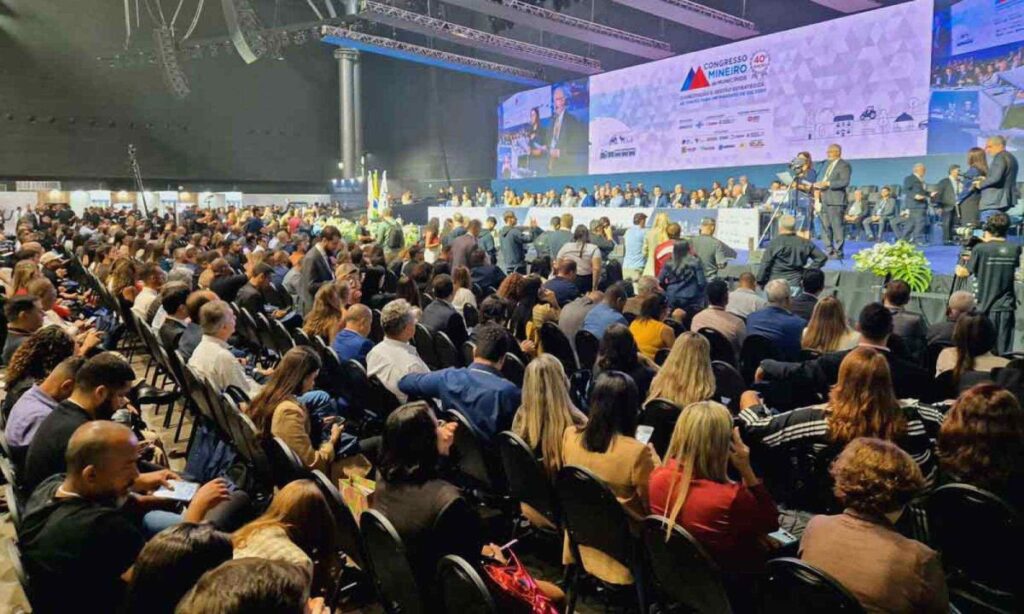 Diálogo entre Pré-Candidatos e Prefeitos no 41º Congresso Mineiro de Municípios Diálogo entre Pré-Candidatos e Prefeitos no 41º Congresso Mineiro de Municípios