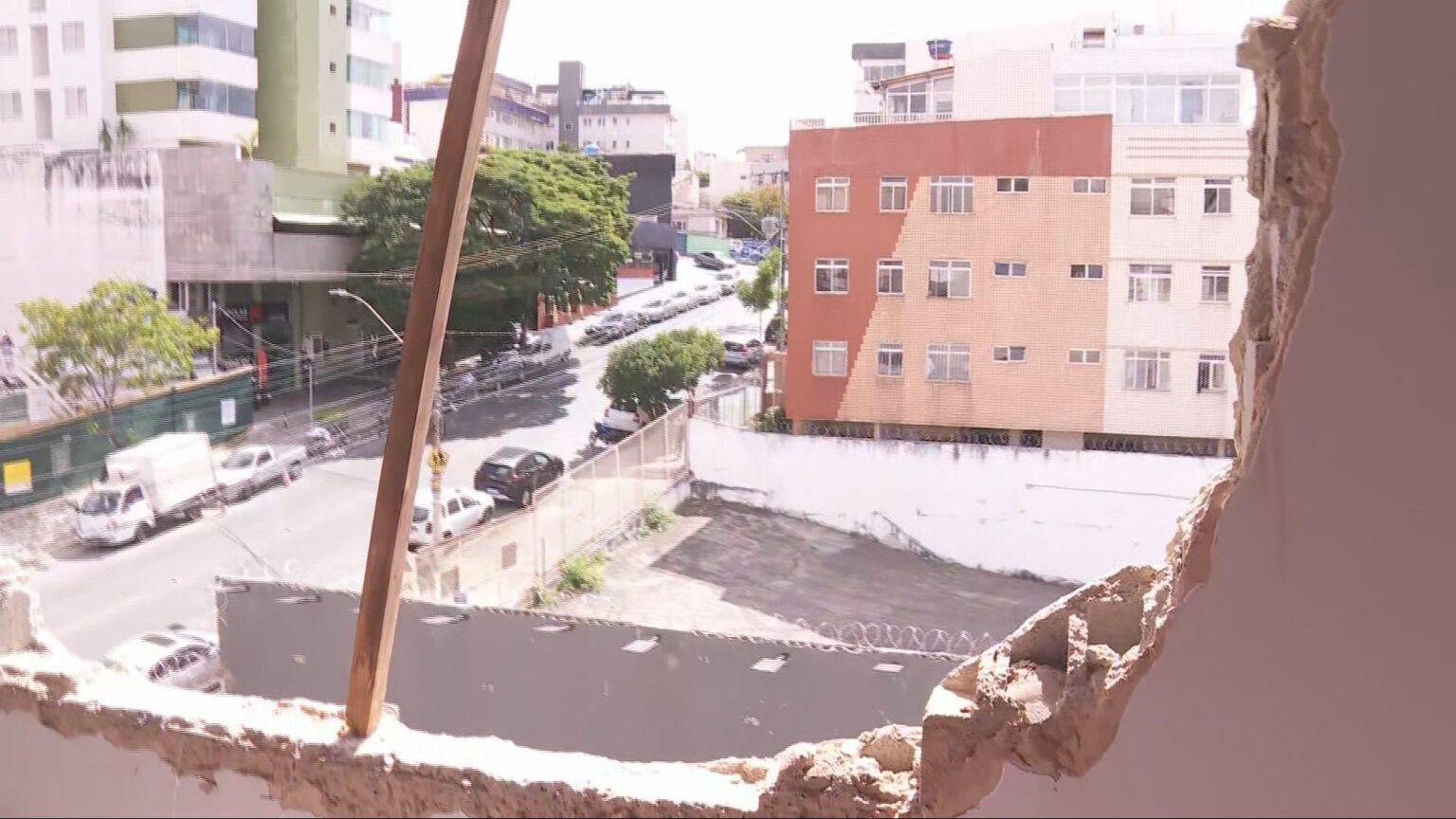 Tragédia em Belo Horizonte: Apartamento danificado por colisão de avião Tragédia em Belo Horizonte: Apartamento danificado por colisão de avião