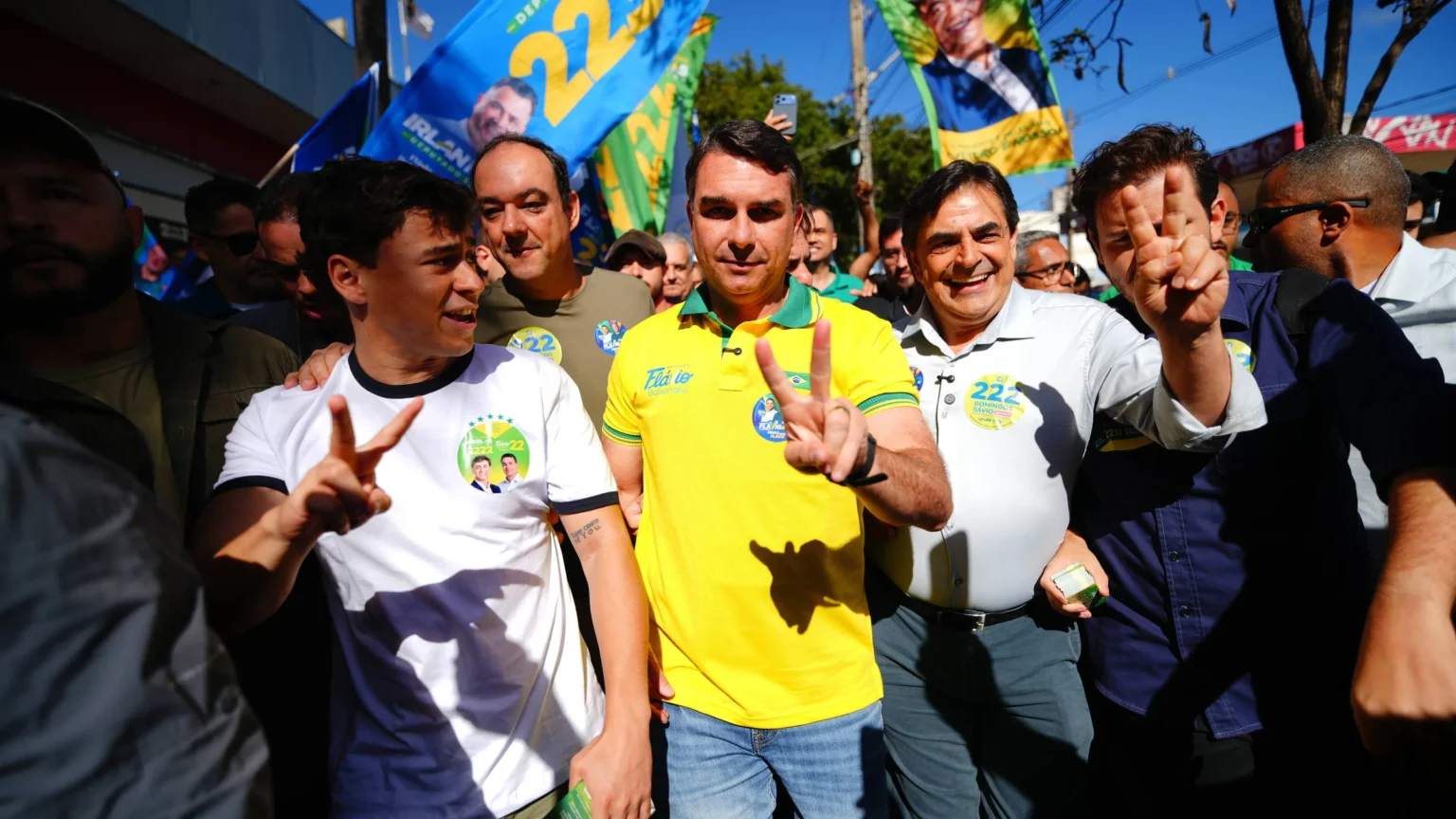 Flávio Bolsonaro fortalece palanque do PL em caminhada por Belo Horizonte Flávio Bolsonaro fortalece palanque do PL em caminhada por Belo Horizonte