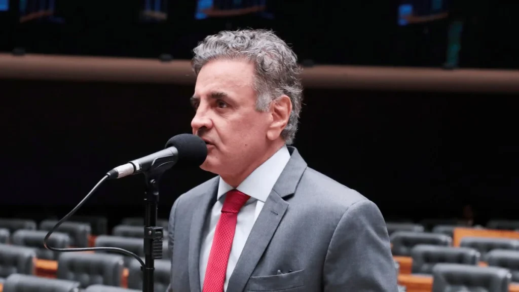 Aécio Neves lidera ranking de rejeição política em Minas Gerais com 54,2% Aécio Neves lidera ranking de rejeição política em Minas Gerais com 54,2%