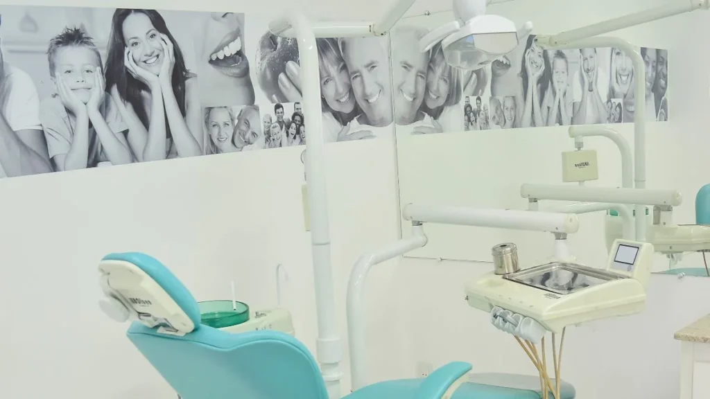 Clínica de Betim é condenada a indenizar idosa por falhas em implantes dentários Clínica de Betim é condenada a indenizar idosa por falhas em implantes dentários