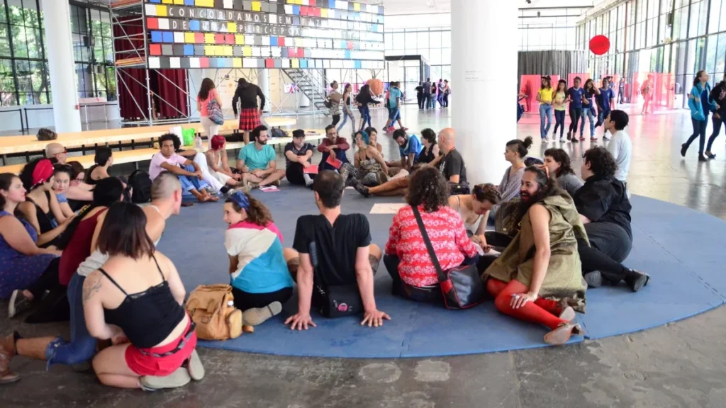Festival gratuito de performances em Belo Horizonte reúne 14 artistas sob o tema ‘URGENTE’ Festival gratuito de performances em Belo Horizonte reúne 14 artistas sob o tema 'URGENTE'
