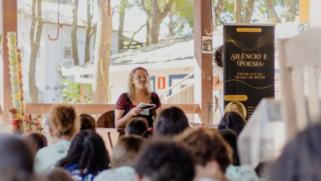 Val Alves lança livro que entrelaça memórias e poesia em Betim Val Alves lança livro que entrelaça memórias e poesia em Betim