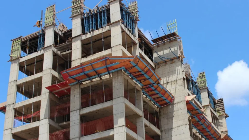 Construção Civil em Minas Gerais Cresce no 2º Trimestre, Mas Setor Ainda Registra Queda no Semestre