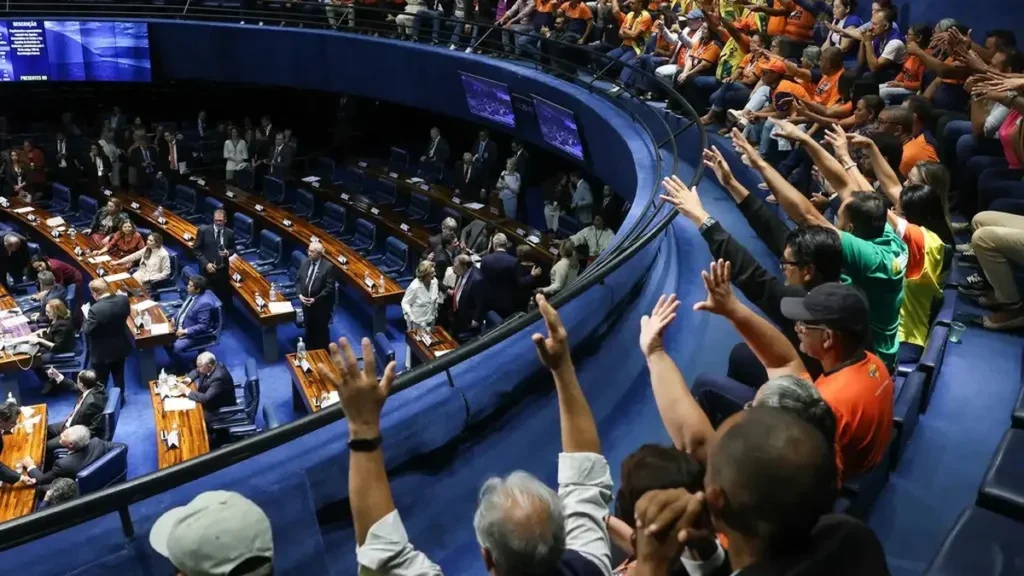 Fim da escala 6×1: Congresso promulga redução da jornada para 40 horas com impacto no emprego e salário Fim da escala 6x1: Congresso promulga redução da jornada para 40 horas com impacto no emprego e salá