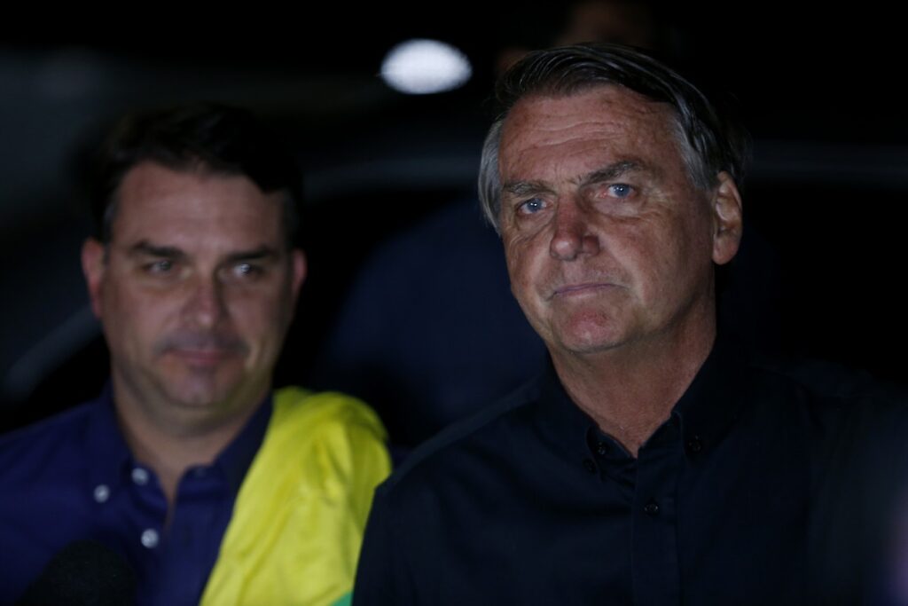 Bolsonaro Indica Flávio como Candidato à Presidência: ‘Decisão Consciente e Legítima’ Bolsonaro Indica Flávio como Candidato à Presidência: 'Decisão Consciente e Legítima'