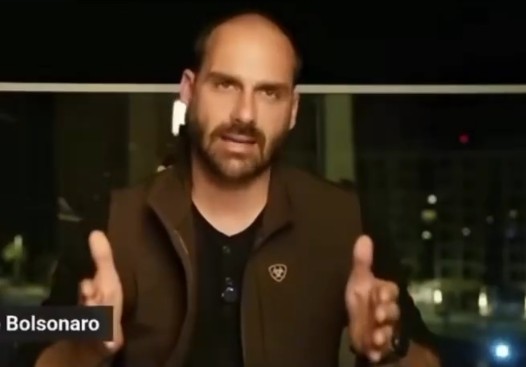 Eduardo Bolsonaro Considera Solicitar Passaporte de Apátrida Após Cassação Eduardo Bolsonaro Considera Solicitar Passaporte de Apátrida Após Cassação