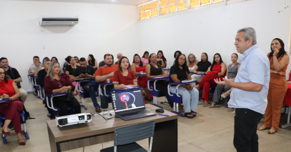 Gestores da Rede Municipal de Educação se Reúnem com Prefeito Ronivon Maciel em Porto Nacional Gestores da Rede Municipal de Educação se Reúnem com Prefeito Ronivon Maciel em Porto Nacional