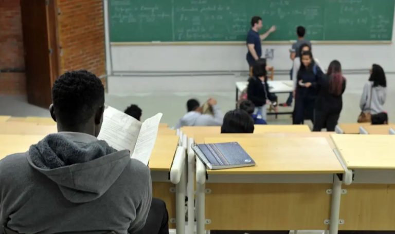 Investimento em Educação: A Importância da Presença em Sala de Aula Investimento em Educação: A Importância da Presença em Sala de Aula