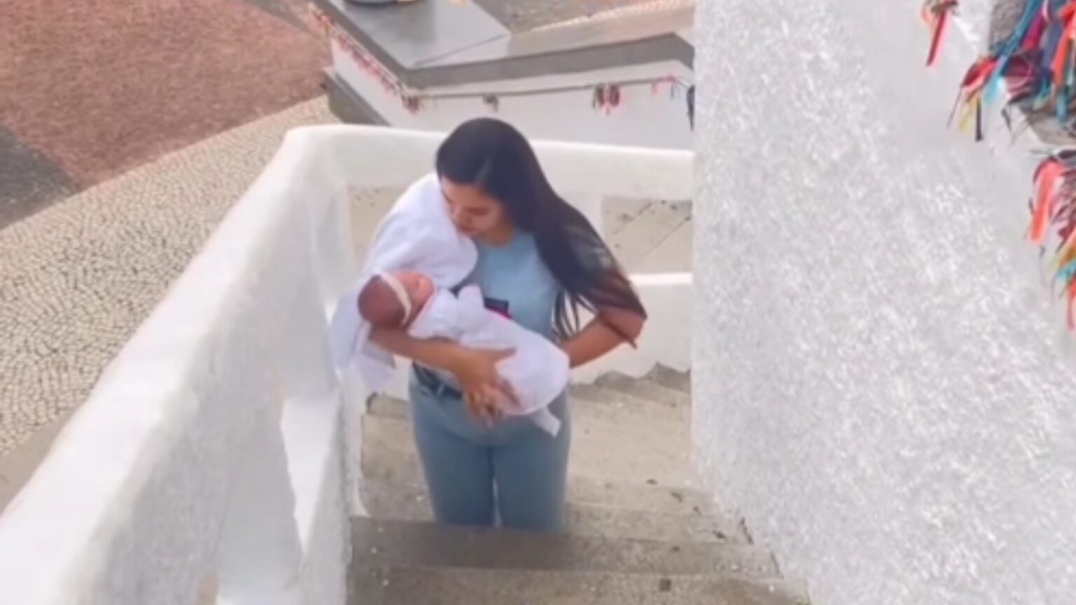 Mãe Cumpre Promessa e Viraliza ao Subir Escadas de Joelhos com Filha nos Braços Mãe Cumpre Promessa e Viraliza ao Subir Escadas de Joelhos com Filha nos Braços
