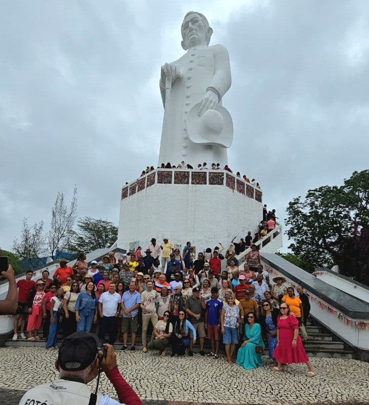 Viagem Gratuita da Melhor Idade: Elizinho Soares Promove Alegria e Acolhimento em Carnaubeira da Penha Viagem Gratuita da Melhor Idade: Elizinho Soares Promove Alegria e Acolhimento em Carnaubeira da Pen