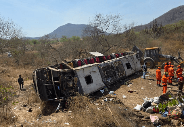 Acidente Trágico em Alagoas: Ônibus Clandestino Causa Morte de 16 Pessoas Acidente Trágico em Alagoas: Ônibus Clandestino Causa Morte de 16 Pessoas
