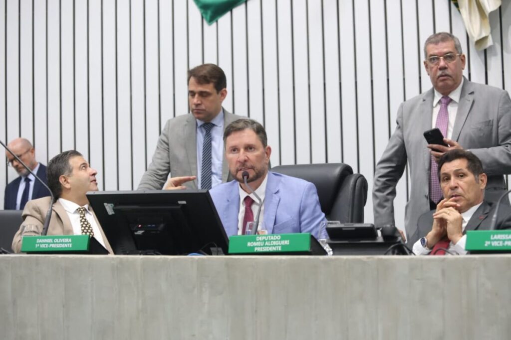 Ceará: Assembleia Legislativa Cria 2 Mil Cargos na Educação e Fortalece Segurança Pública Ceará: Assembleia Legislativa Cria 2 Mil Cargos na Educação e Fortalece Segurança Pública
