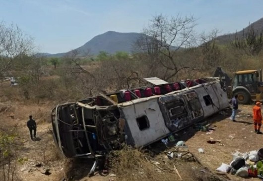 Tragédia no Sertão de Alagoas: Ônibus com Romeiros Capota e Deixa 16 Mortos Tragédia no Sertão de Alagoas: Ônibus com Romeiros Capota e Deixa 16 Mortos