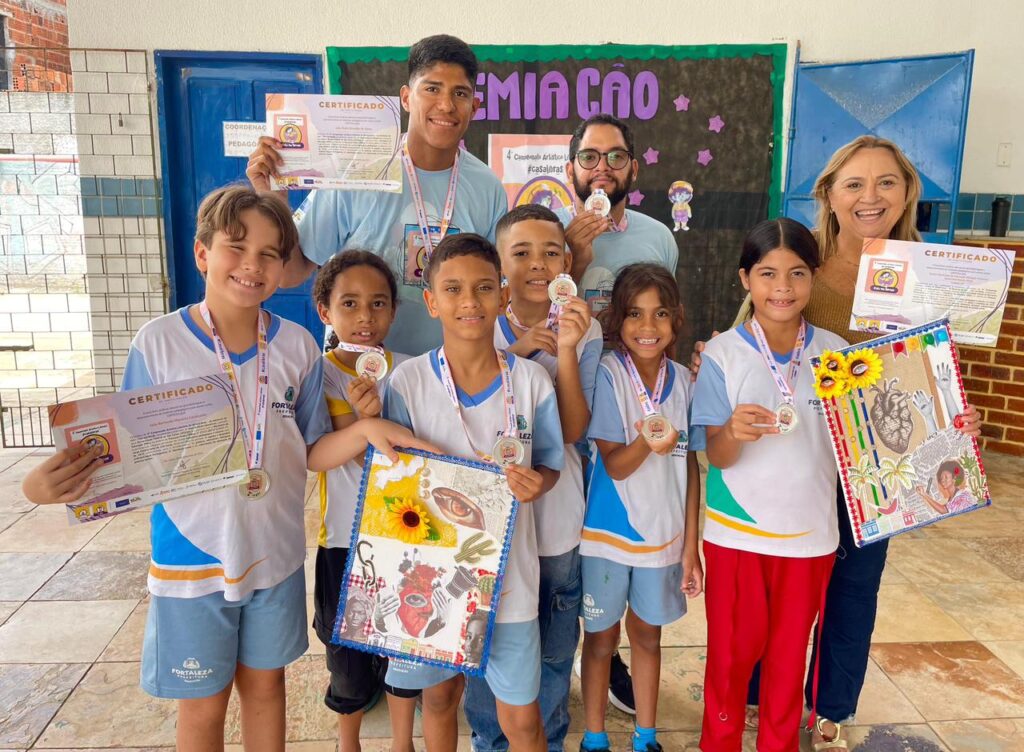 Alunos surdos de Fortaleza se destacam em prêmio nacional de educação bilíngue Alunos surdos de Fortaleza se destacam em prêmio nacional de educação bilíngue