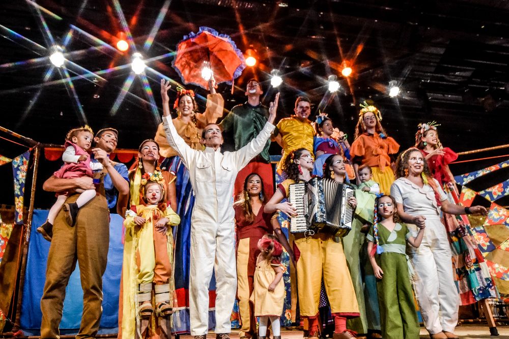 Carroça de Mamulengos Celebra 50 Anos no Festival de Curitiba: Uma Viagem pela Tradição Saltimbanca Carroça de Mamulengos Celebra 50 Anos no Festival de Curitiba: Uma Viagem pela Tradição Saltimbanca