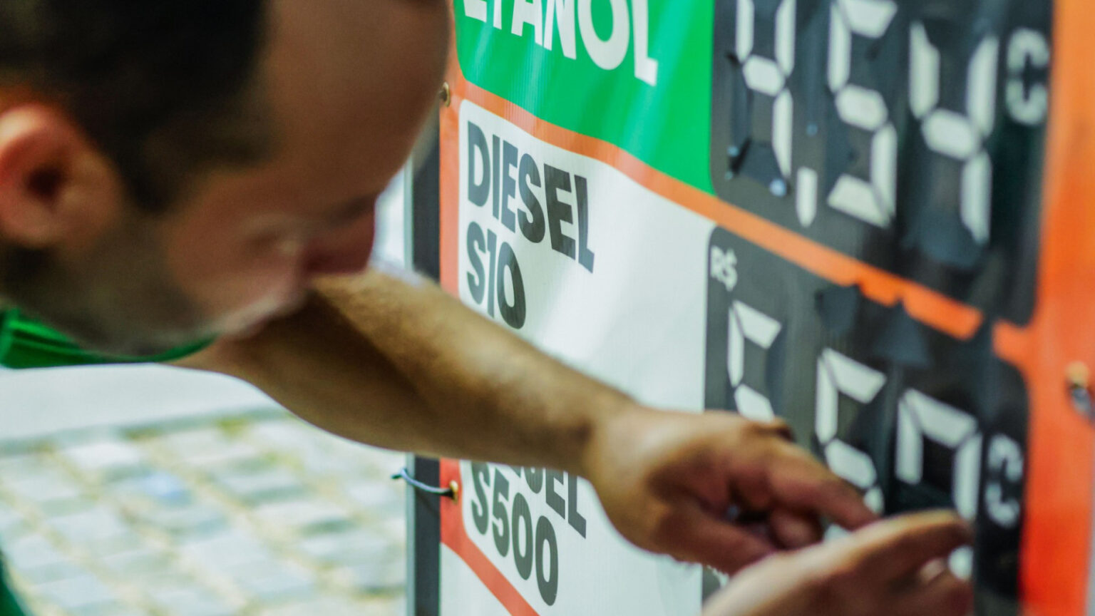 Gasolina em Fortaleza: Preço médio salta 7,21%, a 5ª mais cara do Nordeste Gasolina em Fortaleza: Preço médio salta 7,21%, a 5ª mais cara do Nordeste
