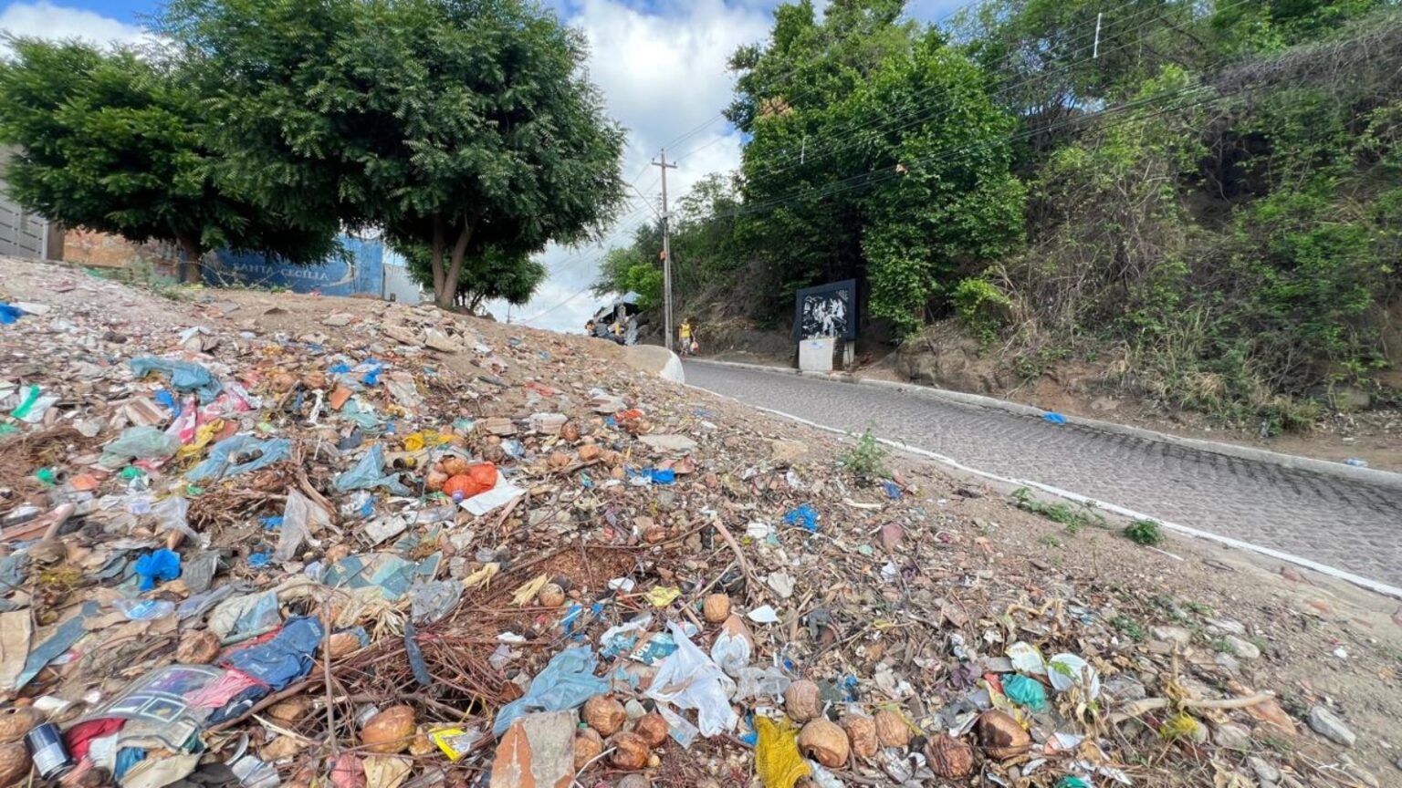 Romeiros Enfrentam Esgoto a Céu Aberto em Juazeiro do Norte: A Realidade do Caminho para o Padre Cíc