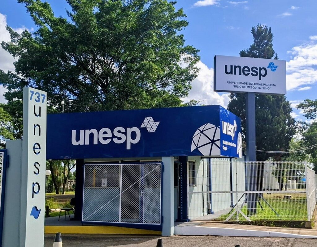 Uso de Inteligência Artificial nas Universidades: Permissões e Restrições Reveladas Uso de Inteligência Artificial nas Universidades: Permissões e Restrições Reveladas