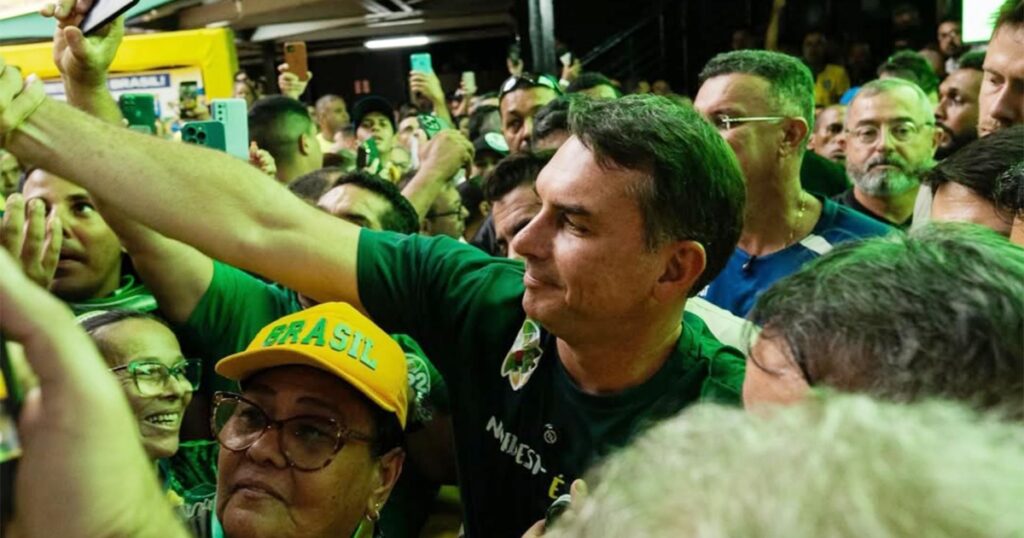 Flávio Bolsonaro Intensifica Atração do Agronegócio Após Candidatura de Caiado Flávio Bolsonaro Intensifica Atração do Agronegócio Após Candidatura de Caiado