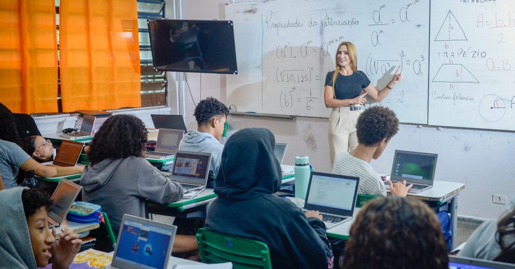 Governo de SP Anuncia Bônus de R$ 1 Bilhão para 188 mil Educadores nesta Quinta-feira (30) Governo de SP Anuncia Bônus de R$ 1 Bilhão para 188 mil Educadores nesta Quinta-feira (30)