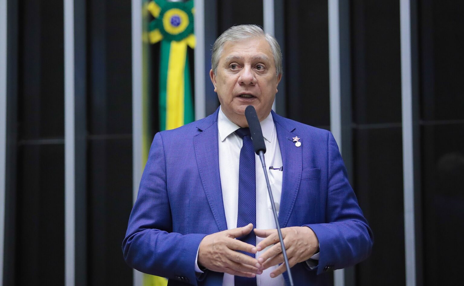 José Airton elogia Guimarães por assumir ministério: Reconhecimento e União no PT José Airton elogia Guimarães por assumir ministério: Reconhecimento e União no PT
