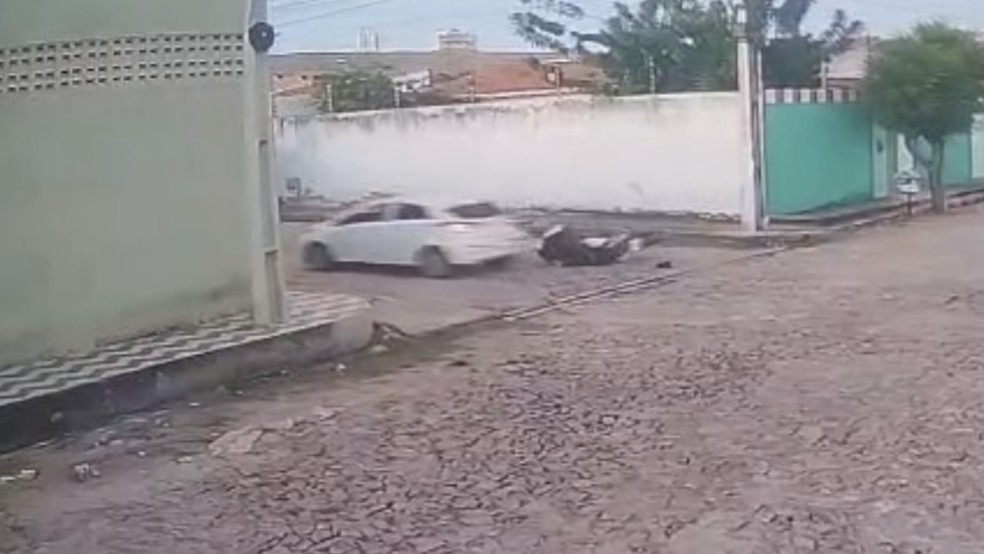 Juazeiro do Norte: Acidente de carro atinge casal de motociclistas e gera apreensão na comunidade Juazeiro do Norte: Acidente de carro atinge casal de motociclistas e gera apreensão na comunidade