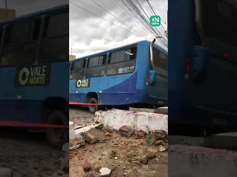 Micro-ônibus Derrapa e Colide com Calçadas em Juazeiro do Norte Após Chuvas Micro-ônibus Derrapa e Colide com Calçadas em Juazeiro do Norte Após Chuvas