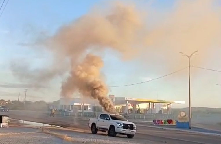 Motorista Age Rápido e Evita Tragédia Após Caminhonete Incendiar na BR-405 Motorista Age Rápido e Evita Tragédia Após Caminhonete Incendiar na BR-405