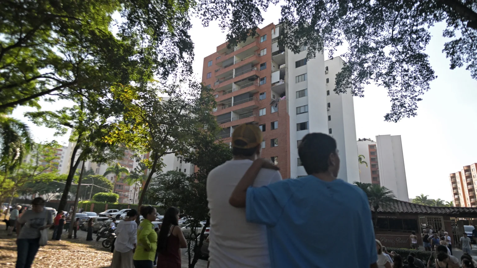 Terremoto de magnitude 7,4 abala a Colômbia e causa feridos e destruição