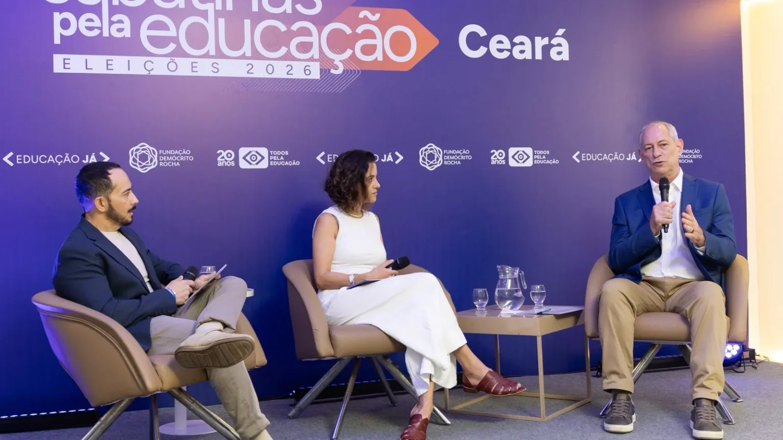 Ciro Gomes propõe choque de cultura digital e fim de contratos temporários no Ensino Médio do Ceará Ciro Gomes propõe choque de cultura digital e fim de contratos temporários no Ensino Médio do Ceará