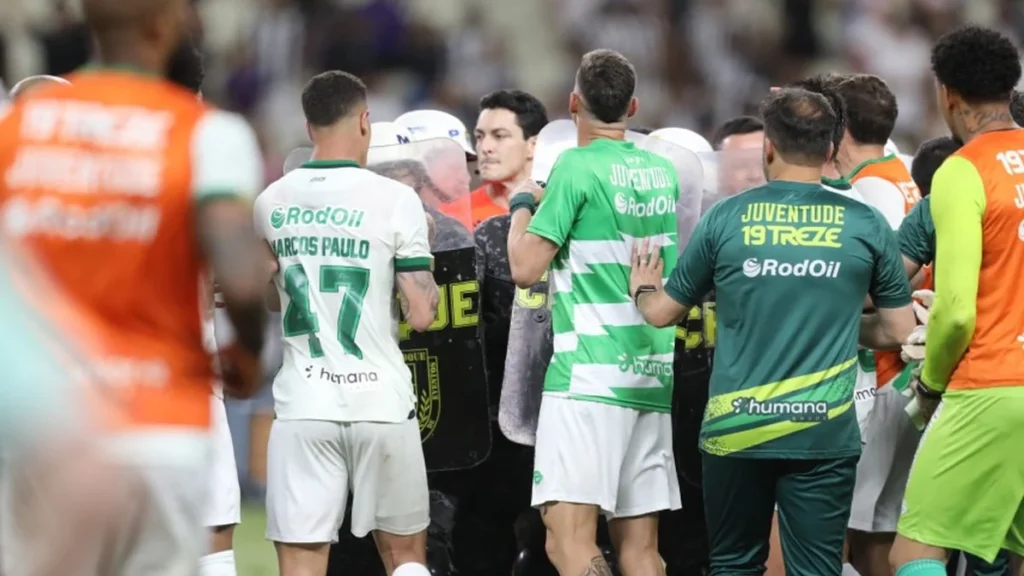 Árbitro expulsa dois jogadores em Ceará x Juventude após confusão intensa no fim do jogo Árbitro expulsa dois jogadores em Ceará x Juventude após confusão intensa no fim do jogo