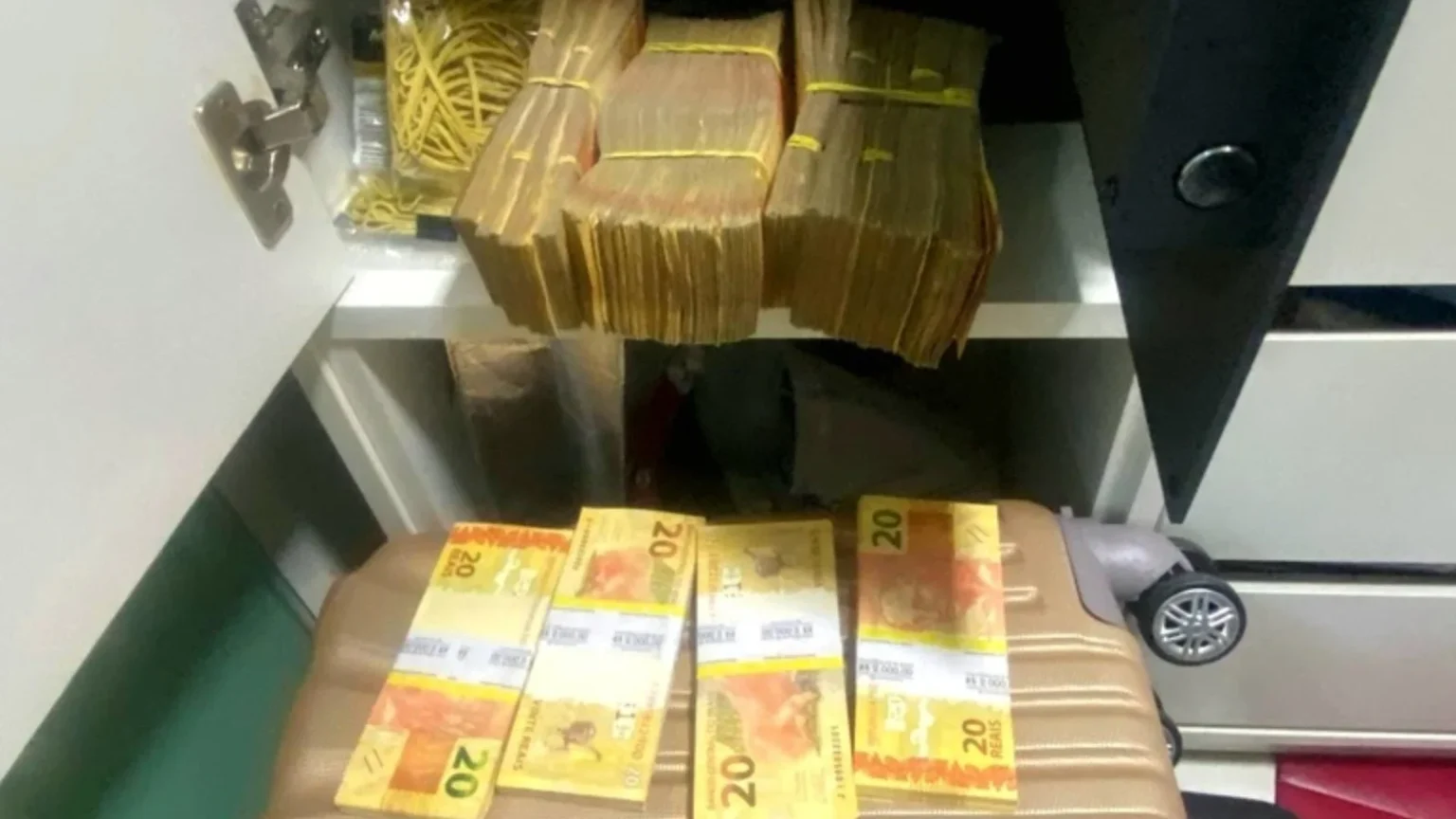 Esquema na Saúde do Ceará Usava Mais de 80 Empresas Fantasmas e Cofre para Dinheiro Vivo, Revela PF Esquema na Saúde do Ceará Usava Mais de 80 Empresas Fantasmas e Cofre para Dinheiro Vivo, Revela PF