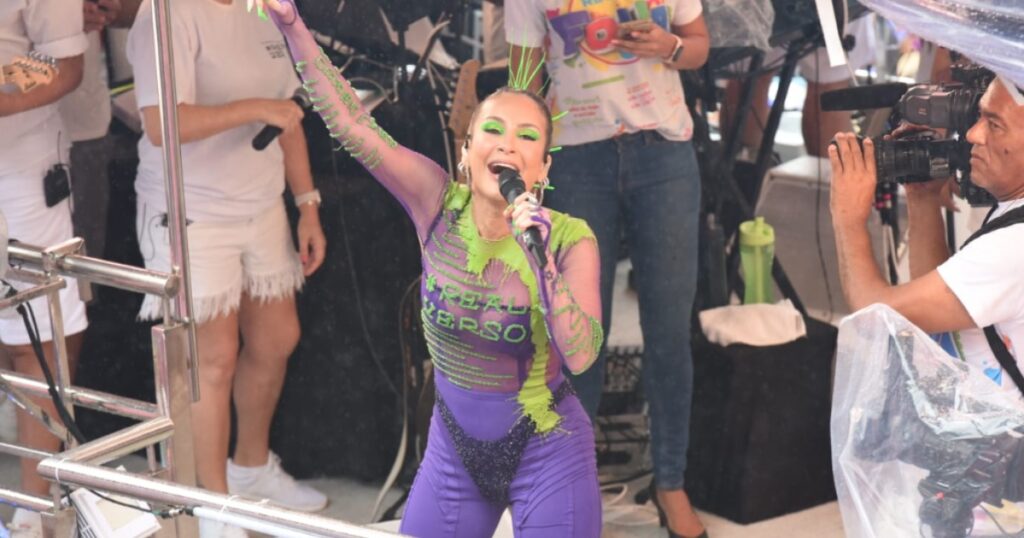 Claudia Leitte Surpreende Fãs ao Deixar Trio Pipoca de Fora do Carnaval 2026 Claudia Leitte Surpreende Fãs ao Deixar Trio Pipoca de Fora do Carnaval 2026