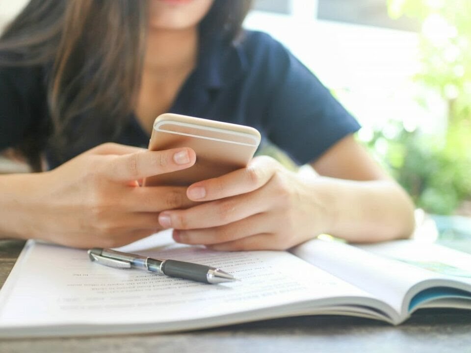 Um Ano Sem Celulares: A Revolução na Rotina Escolar Brasileira Um Ano Sem Celulares: A Revolução na Rotina Escolar Brasileira