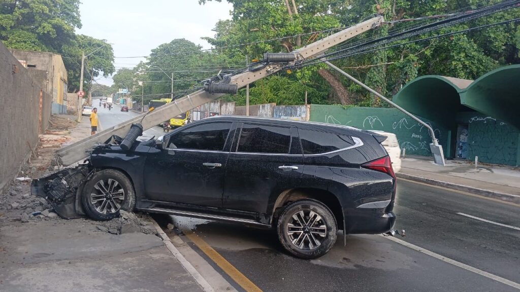 Acidente na Avenida João Pessoa: Carro derruba poste durante chuva em São Luís Acidente na Avenida João Pessoa: Carro derruba poste durante chuva em São Luís