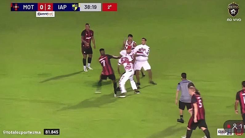 Tensão no Estádio: Torcedores Invadem Campo e Agredem Jogadores em Semifinal Maranhense Tensão no Estádio: Torcedores Invadem Campo e Agredem Jogadores em Semifinal Maranhense