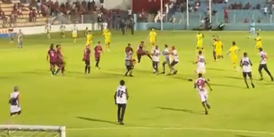 Torcedores do Moto Club Invadem Campo e Agredem Jogadores em Jogo do Maranhense Torcedores do Moto Club Invadem Campo e Agredem Jogadores em Jogo do Maranhense